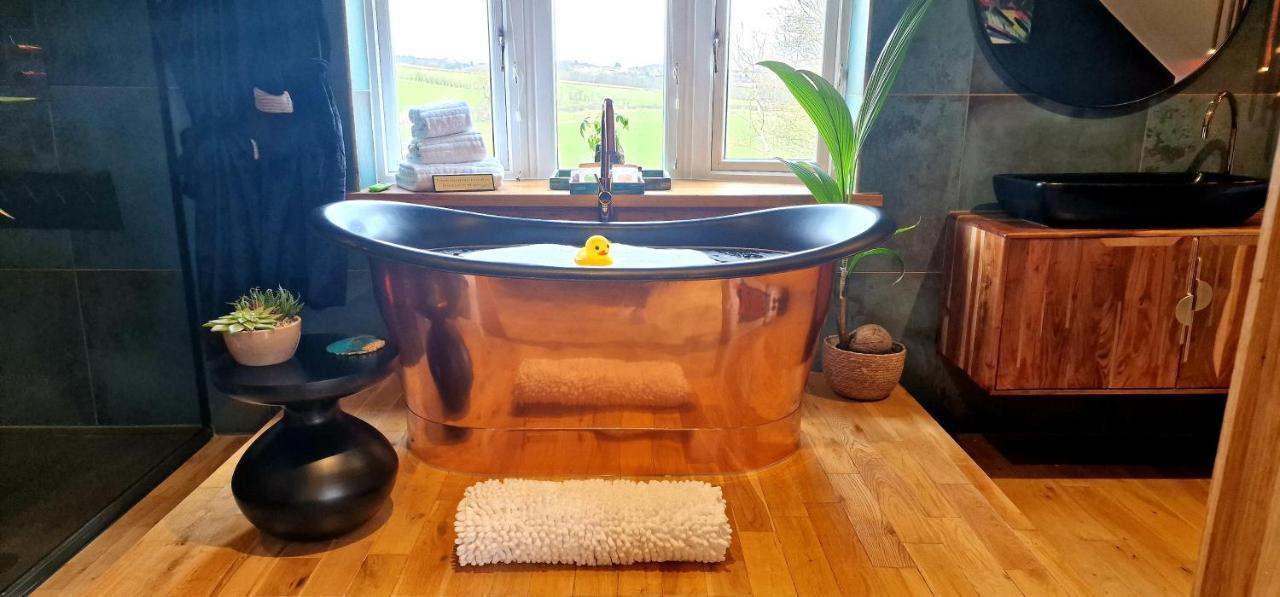 New Amazing The Black Wolf Suite The Grumpy Schnauzer B&B Airdrie Eksteriør bilde