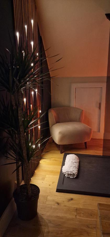 New Amazing The Black Wolf Suite The Grumpy Schnauzer B&B Airdrie Eksteriør bilde