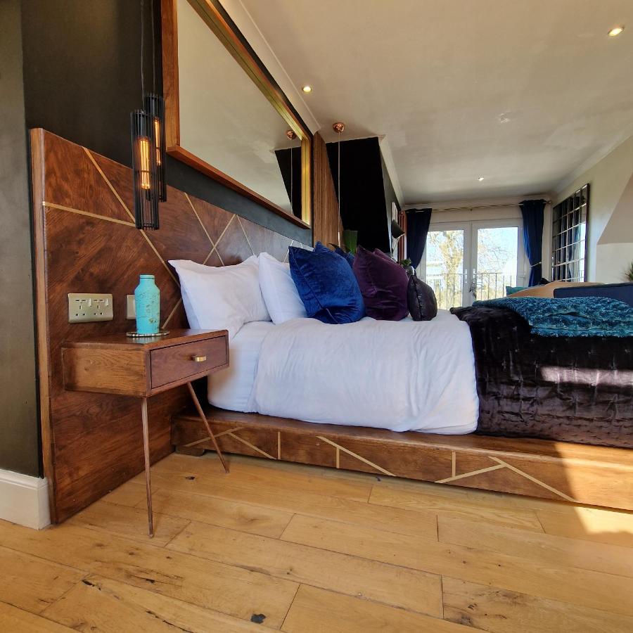 New Amazing The Black Wolf Suite The Grumpy Schnauzer B&B Airdrie Eksteriør bilde