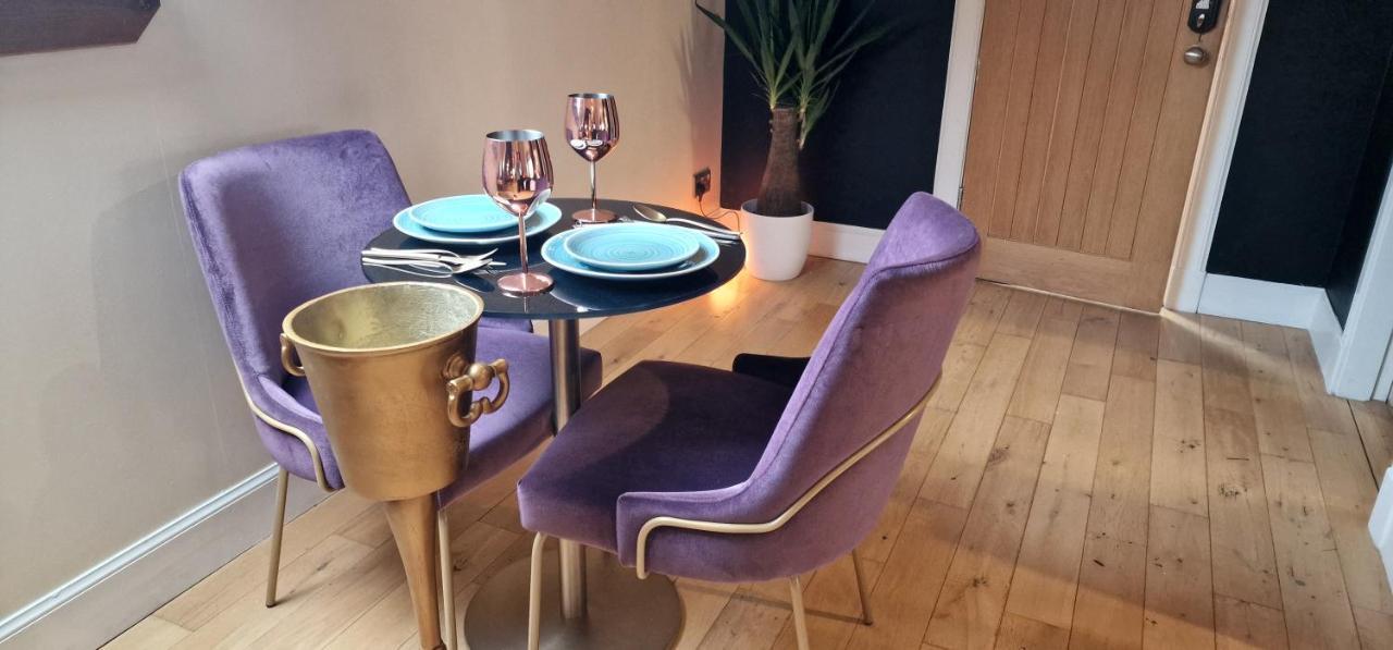 New Amazing The Black Wolf Suite The Grumpy Schnauzer B&B Airdrie Eksteriør bilde