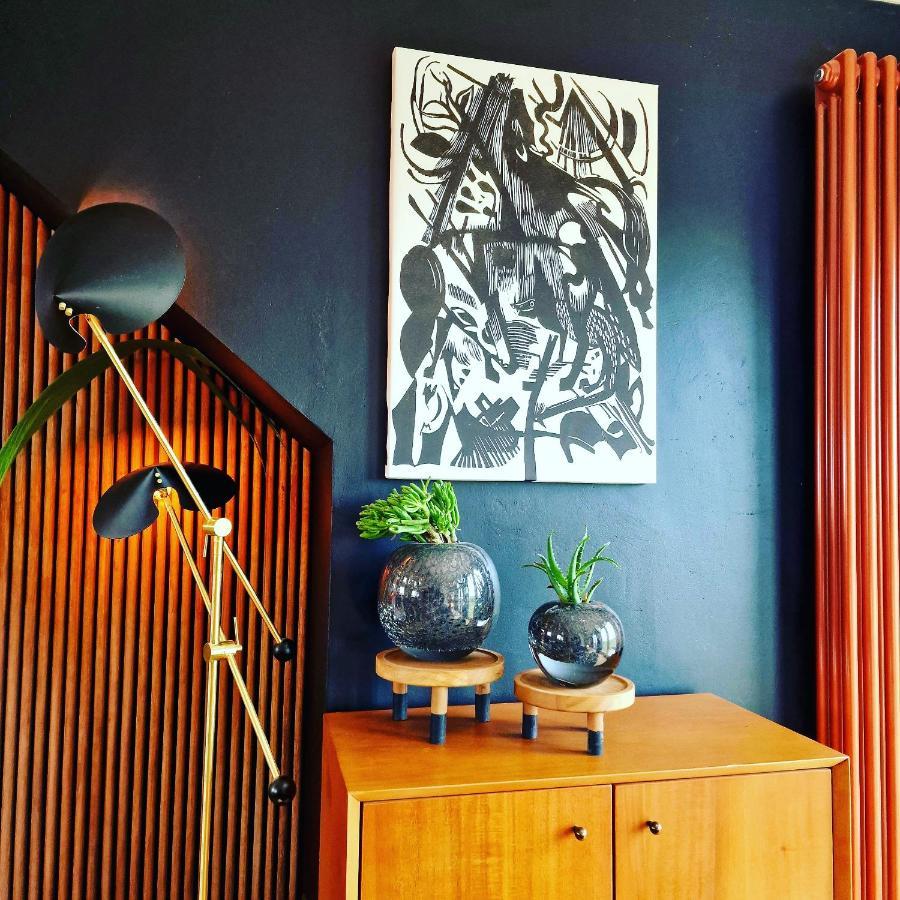 New Amazing The Black Wolf Suite The Grumpy Schnauzer B&B Airdrie Eksteriør bilde
