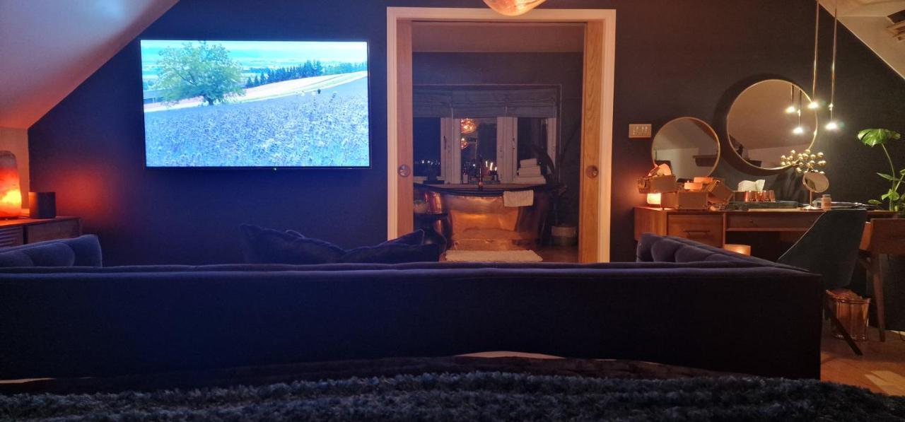 New Amazing The Black Wolf Suite The Grumpy Schnauzer B&B Airdrie Eksteriør bilde