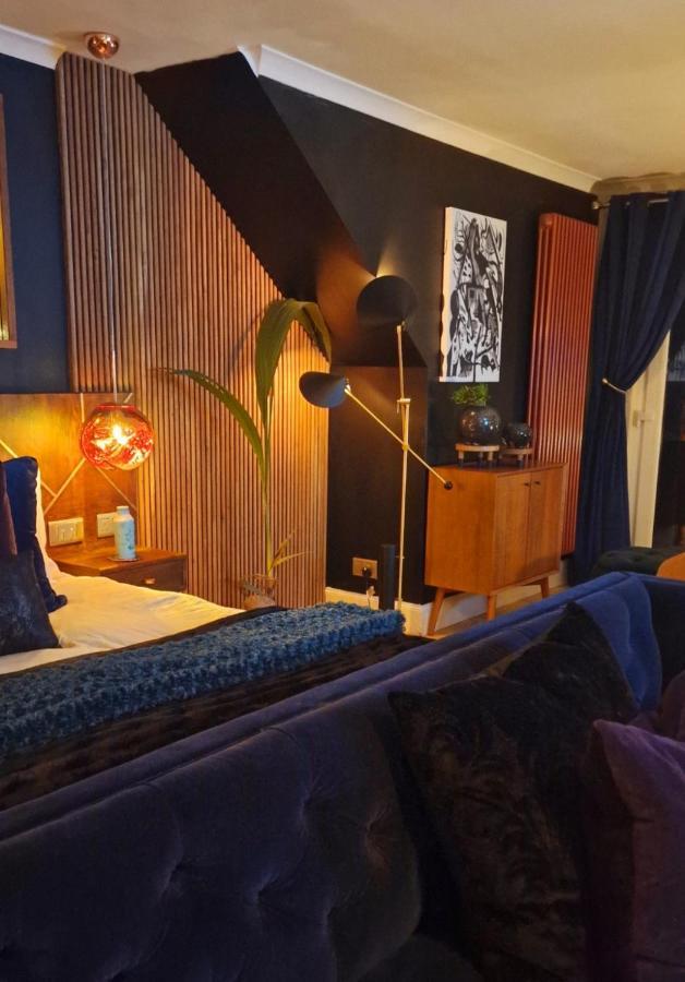 New Amazing The Black Wolf Suite The Grumpy Schnauzer B&B Airdrie Eksteriør bilde