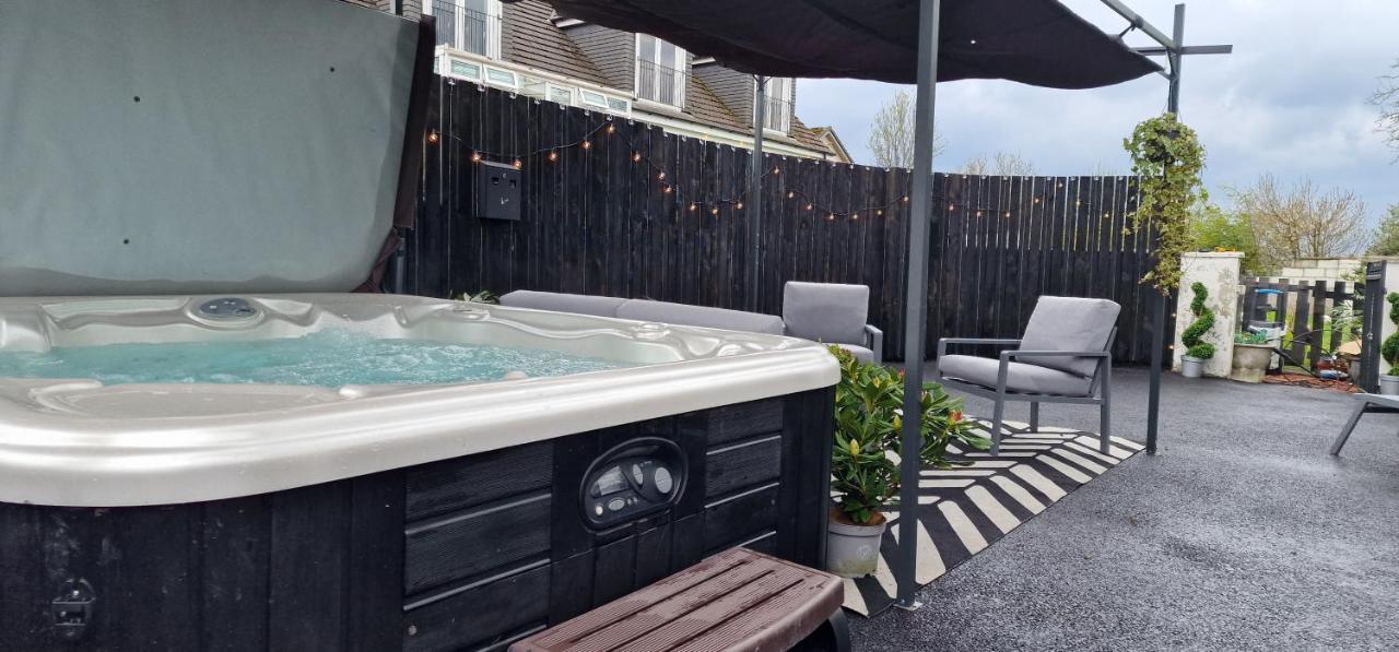 New Amazing The Black Wolf Suite The Grumpy Schnauzer B&B Airdrie Eksteriør bilde